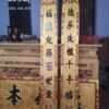 Hoành vi câu đối trên dơi dưới lãng nền gấm
