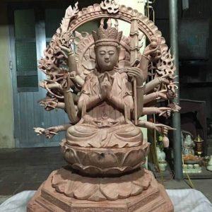 Tượng Phật Bà bằng gỗ