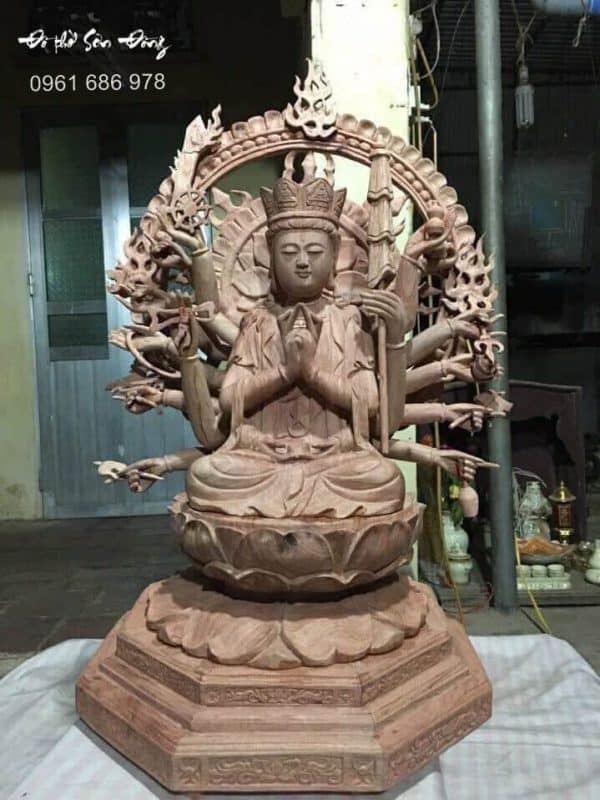Tượng Phật Bà bằng gỗ