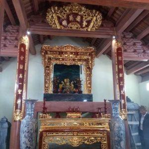 Cuốn thư câu đối đền thờ