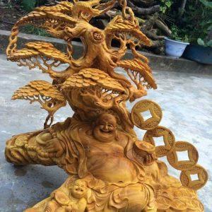 Tượng Phật Di Lặc cầm thỏi vàng