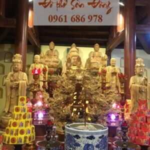 Ban Tam Bảo trong chùa Việt