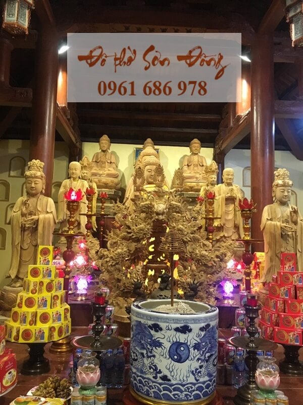 Ban Tam Bảo trong chùa Việt