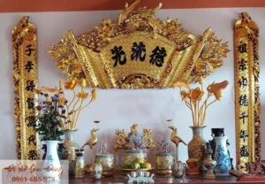 Cuốn Thư Câu Đối Gỗ: Linh Khí Của Bàn Thờ Gia Tiên